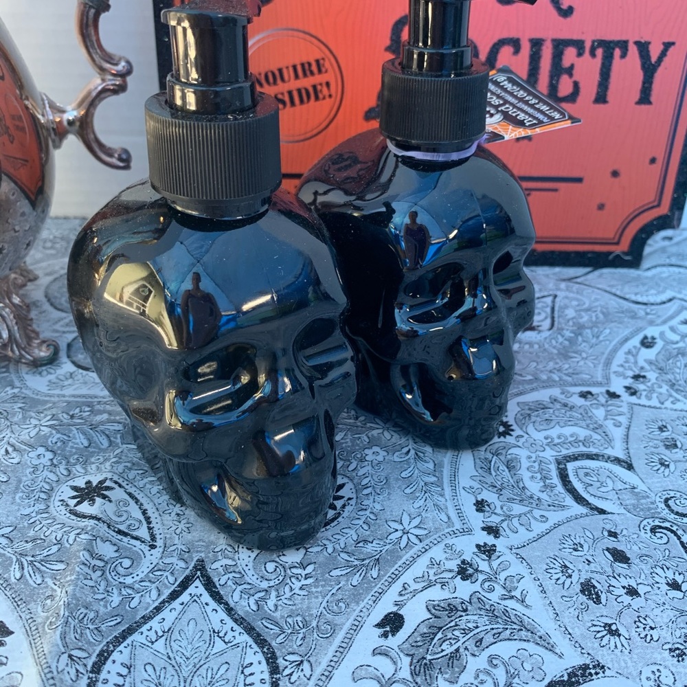 Set of two Skull scented hand soap bottles - Picture 2 of 8